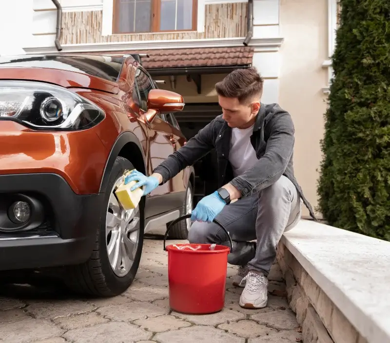 Lavage auto à domicile La Bouteille : professionnel intervenant sur un véhicule